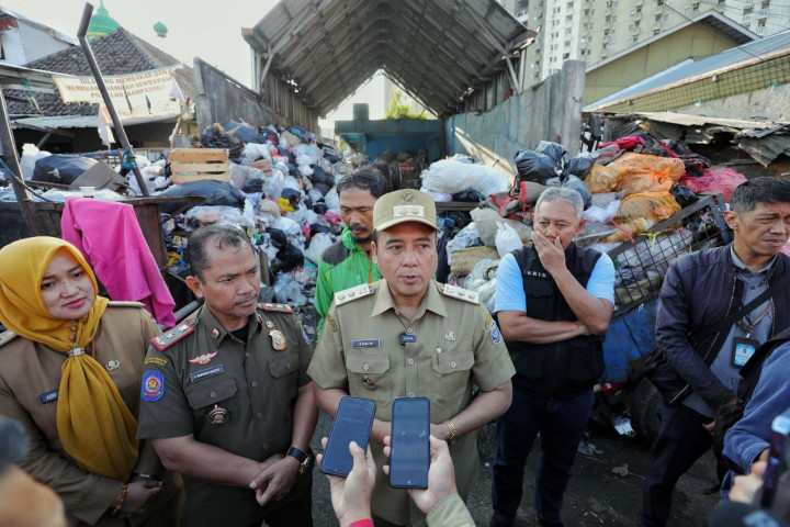 Wakil Wali Kota Bandung Erwin memberikan keterangan pers usai meninjau kondisi sampah di Pasar Kosambi,Selasa, 16 September 2025.