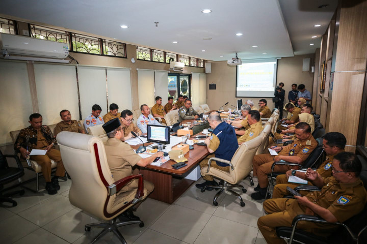 Dipimpin Wakil Wali Kota Bandung Erwin, OPD di Lingkungan Pemkot Bandung lakukan pembahasan penertiban reklame, Selasa, 16 September 2025.