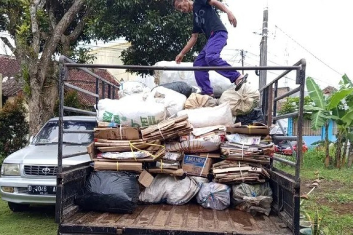 Bank Sampah Induk Kabupaten Ciamis melakukan pelayanan jemput sampah ke rumah warga