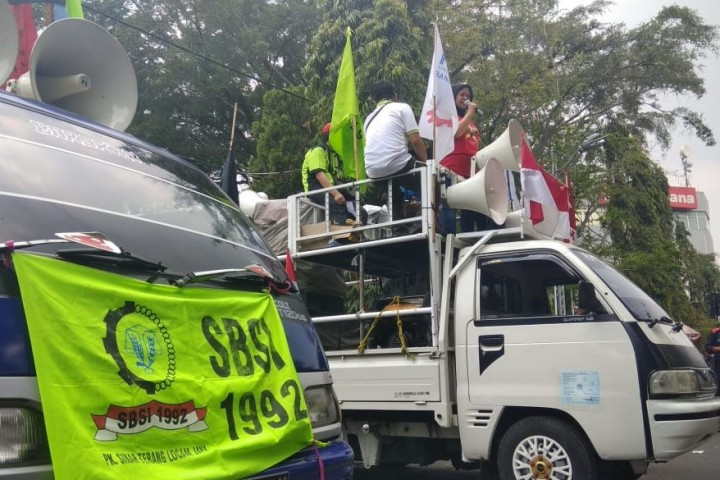 Serikat Buruh Sejahtera Independen 92 Kota Cimahi menggelar aksi beberapa waktu lalu.