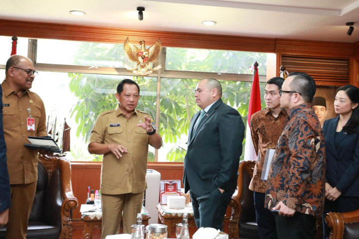 Mendagri  Muhammad Tito Karnavian menerima kunjungan CIO Danantara) Pandu Patria Sjahrir di Kantor Kementerian Dalam Negeri, Jakarta, Selasa, 16 September 2025.