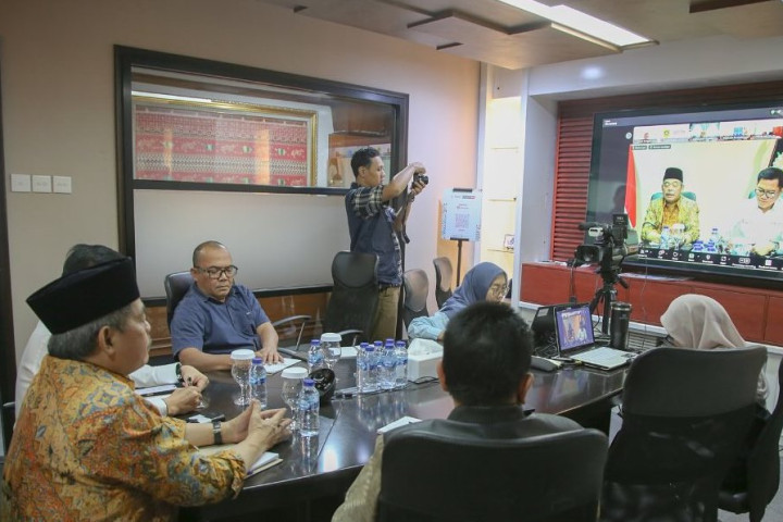 Ketua Umum Apkasi Bursah Zarnubi memimpin rapat Apkasi secara daring, Senin, 15 September 2025.