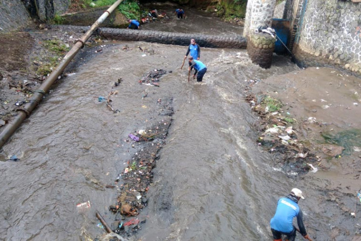 Tim Kecebong Dinas Lingkungan Hidup sedang membersihkan sungai di Kota Cimahi