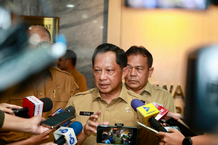Mendagri Tito Karnavian memberikan keterangan pers usai rapat dengan Komisi II DPR RI, Selasa, 16 September 2025.