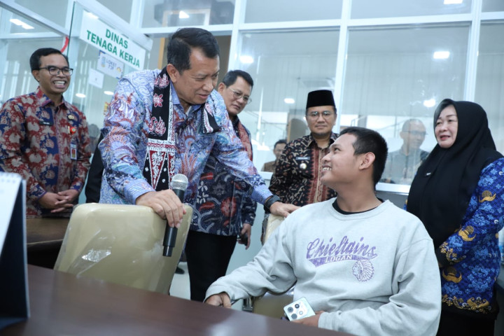 Wakil Menteri  PANRB  Purwadi Ariano berdialog dengan warga saat mengunjungi MPP Jambi, Rabu, 17 September 2025. 