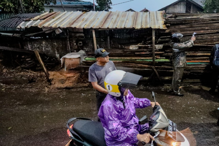 Pengusaha kayu di Jalan Terusan Suryani menyimpan dagangannya di atas selokan dan badan jalan