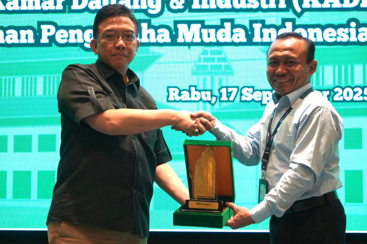 Pemimpin PT. Pegadaian Kanwil X Jawa Barat Dede Kurniawan mnyerahkan cinderamata saat pelaksanaan Sinergi Bisnis bersama KADIN dan HIPMI Jabar