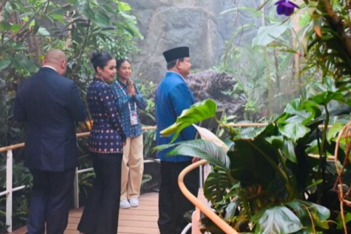 Presiden Republik Indonesia, Prabowo Subianto mengunjungi Paviliun Indonesia di Expo 2025 Osaka, Jepang, pada Sabtu, 20 September 2025. 
