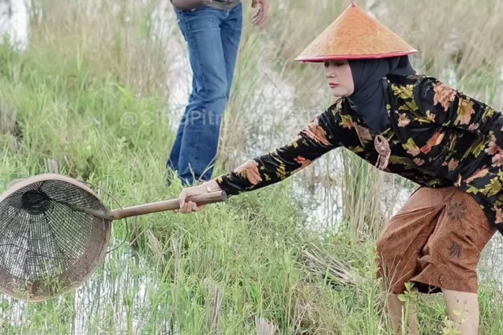 Bupati Pangandaran Citra Piriyami memeriahkan Fesyival Nampaling di Suasana Desa Cikalong, Kecamatan Sidamulih, Pangandaran, Sabtu, 20 September 2025.