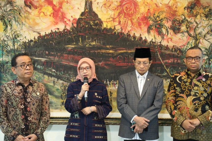 Menteri PANRB memberikan keterangan pers usai penandatanganan SKB Tiga Menteri terkait Hari Libur Nasional