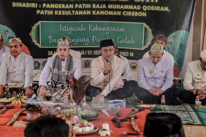 Bupati Ciamis, H. Herdiat Sunarya menghadiri kegiatan Peringatan Maulid Nabi Muhammad SAW yang dirangkaikan dengan Upacara Panjang Pusaka Galuh, bertempat di Aula Keraton Selagangga, Minggu (21/9/2025) pagi