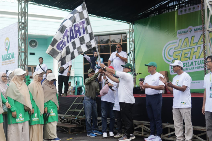 Bupati Ciamis, Dr. H. Herdiat Sunarya, hadir langsung membuka kegiatan Jalan Sehat dan Silaturahmi Akbar keluarga besar Persatuan Islam (Persis), Minggu, 21 September 2025.