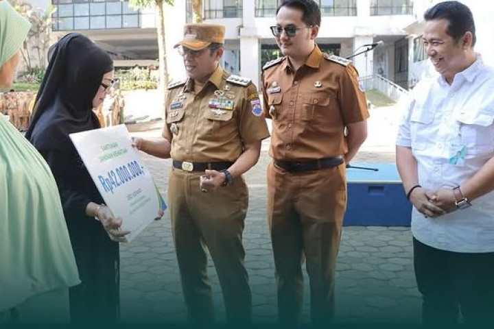 Wali Kota Cimahi Ngatiyana menyerahkan santunan kepada empat ahli waris anggota Linmas yang gugur dalam tugas, di Lapang Apel Pemkot Cimahi, Senin, 22 September 2025