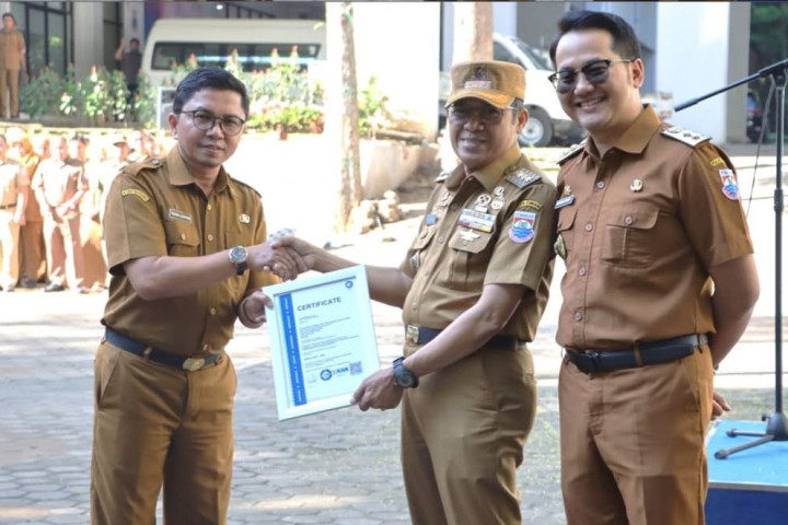 Kepala Diskominfo Kota Cimahi Hendra Gunawan menerima Sertifikat di Lapangan Pemerintah Kota Cimahi terkait pencapaian sertifikasi ISO 27001:2022 Sistem Manajemen Keamanan Informasi (SMKI), Senin, 22 September 2025.
