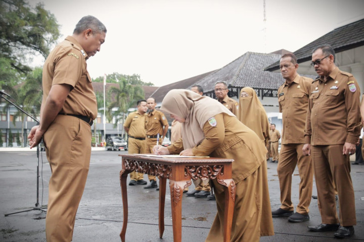 Sekda Kabupaten Ciamis menyalsikan penandatanganan Pakta Integritas  komitmen Aparatur Sipil Negara (ASN) dalam membangun bangsa melalui budaya kerja BerAKHLAK dan semangat Bangga Melayani Bangsa, Senin, 22 September 2025.