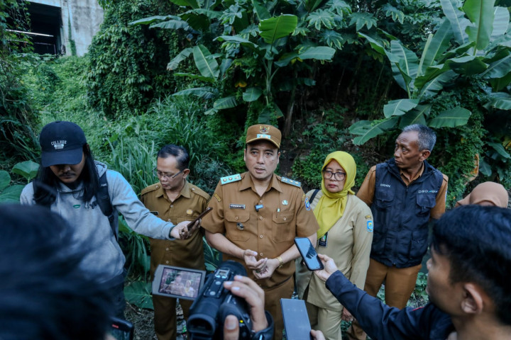 Wakil Wali Kota Bandung Erwin memberikan keterangan pers usai melakukan kunjungan di RW 05 Kelurahan Turangga, Kota Bandung