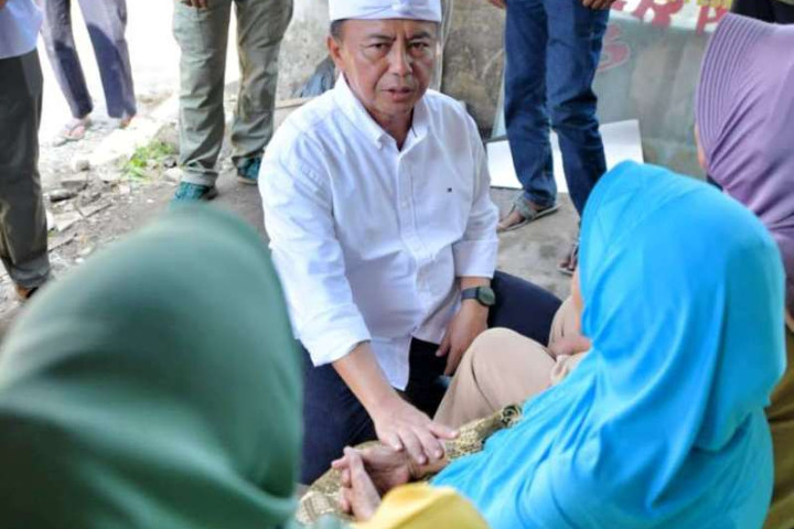 Sekda Provinsi Jawa Barat Herman Suyatman berdialog dengan warga Desa Ciburuy terkait penataan kawasan.