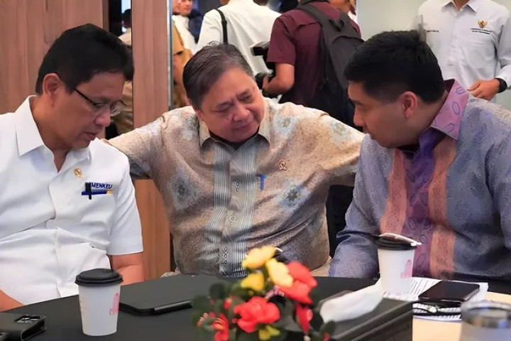 Menteri PKP Maruarar Sirait bebincang dengan Menko Perekonomian Airlangga Hartarto