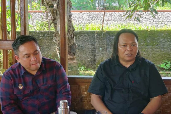 Heri (Kanan) didampingi kuasa hukumnya, Didik Puguh Indarto, S.H., M.H, memberikan keterangan kepada awak media, Selasa, 23 September 2025. 