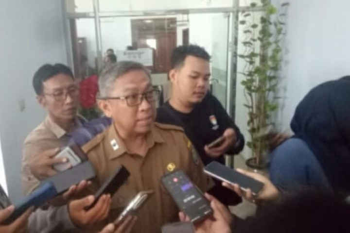Sekda Ciamis Andang Firman Triyadi memberikan keterangan pers terkait rencana pemangunan PLTM, Rabu, 24 September 2025