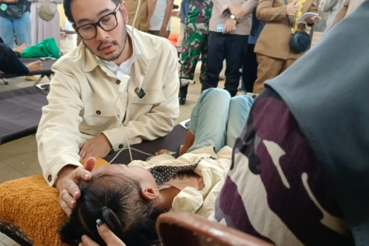 Bupati Bandung Barat Jeje Ritchie Ismail menengok siswa keracunan usai menyantap Makan Bergizi Gratis, Rabu, 24 September 2025