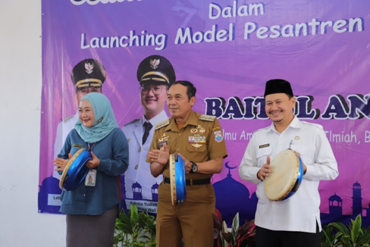 Wali Kota Cimahi Ngatiyana meresmikan pendirian Pos Kesehatan Pesantren Baitul Anshor di Kelurahan Cibeureum , Kamis, 25 September 2025.