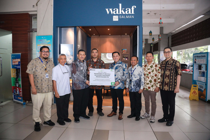 PT. Pegadaian Memberikan bantuan Hibah Instalasi Daur Ulang Air Hujan dan Air Wudhu untuk Masjid Salman ITB , Kamis, 25 September 2025.