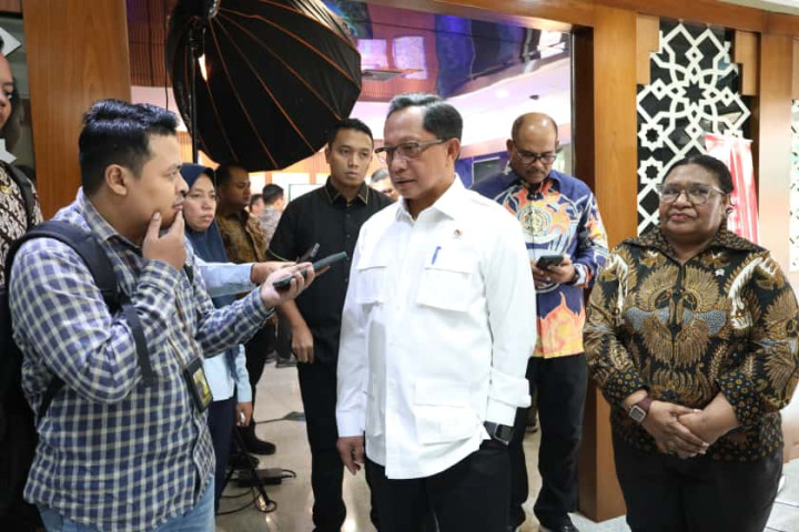 Mendagri Tito Karnavian memberikan keterangan pers kepada awak media terkait kerjasama Pemda dan BGN pada program Makan Bergizi Gratis,  di Kantor Pusat Kemendagri, Jakarta, Kamis (25/9/2025).