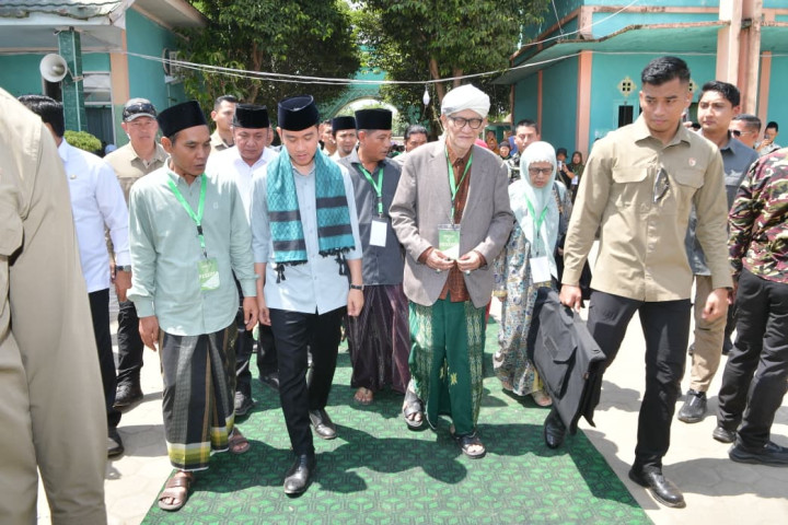 Wakil Presiden Gibran Rakabuming Raka bersilaturahmi dengan para kiai, tokoh agama, guru ngaji, dan santri di Pondok Pesantren Bahrul Ulum Muliasari, Kecamatan Tanjung Lago, Kabupaten Banyuasin, Sumatera Selatan (Sumsel), Kamis, 25 September 2025.