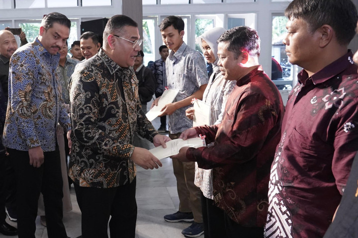 Wamen ATR/BPN Ossy Dermawan menyerahkan sertifikat tanah kepada penggiat UMKM di Garut, Kamis, 29 September  2025.