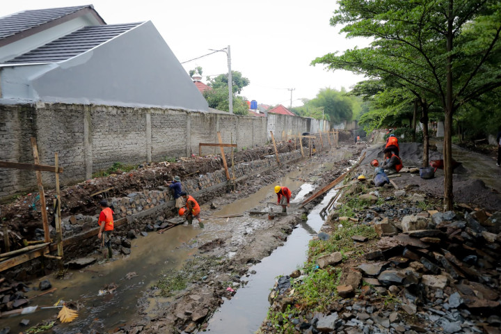 Melalui program Waterfront Cidurian-Cibodas sepanjang 1.365 meter, kawasan bantaran sungai yang tadinya kumuh, kini mulai berubah menjadi ruang publik yang lebih tertata.