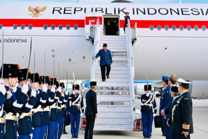 Presiden Republik Indonesia, Prabowo Subianto, tiba di Bandar Udara Internasional Schipol, Amsterdam, Belanda, pada Kamis, 25 September 2025. 