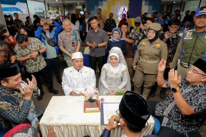 Memperingati HUT ke-215 Kota Bandung 10 pasangan dinikahkan secara massal, Jum'at, 26 September 2025.