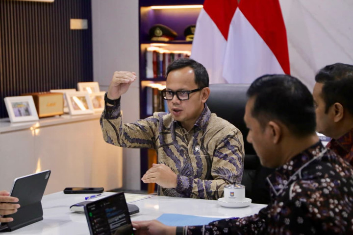 memimpin Rapat Monitoring dan Evaluasi Realisasi APBD Tahun Anggaran 2025 secara virtual dari Kantor Pusat Kementerian Dalam Negeri (Kemendagri), Jakarta, Jumat (26/9/2025).