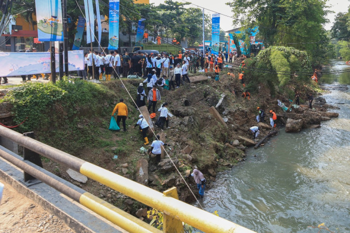Dalam momentum Hari Sungai Sedunia 2025  Kementerian Lingkungan Hidup menggelar aksi bersih  sungai di Sungai Cipinang, Jakarta Timur. 