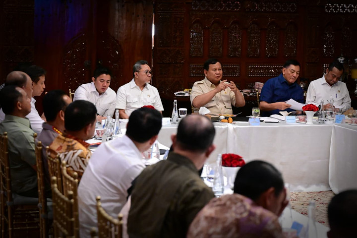 Usai tiba di tanah air selepas kunjungan kenegaraan, Prabowo pimpin rapat evaluasi Makan Bergizi Gratis, Minggu, 28 September 2025