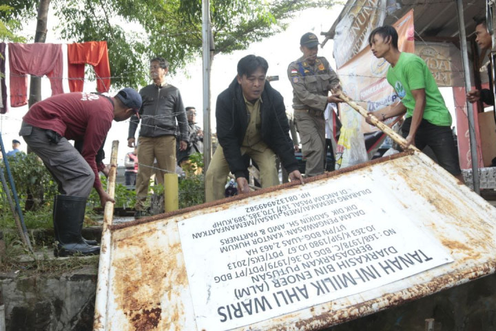 Petugas Badan Keuangan dan Aset Daerah Kota Bandung menertibkan sejumlah plang liar yang dipasang pihak-pihak tak bertanggung jawab di lahan milik Pemkot di kawasan Kecamatan Gedebage Kota Bandung.