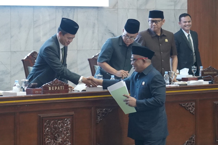 Bupati Bandung, Dadang Supriatna menyampaikan Pengantar Nota Keuangan tentang Raperda APBD  Kabupaten Bandung Tahun Anggaran 2026 dalam rapat paripurna DPRD Kabupaten Bandung. 