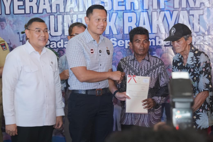 Wamen Ossy bersama Menko IPK  Agus Harimurti Yudhoyono (AHY) menyerahkan 10 sertipikat hak atas tanah secara simbolis di Kerapatan Adat Nagari (KAN) Kuranji, Kota Padang,  