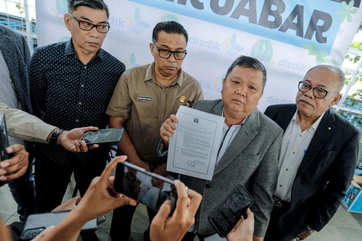 Perwakilan Tim Hukum Pemprov Jabar, Jutek Bongso memperlihatkan pencabutan badan hukum Perkumpulan Lyceum Kristen dari Kemenkumham