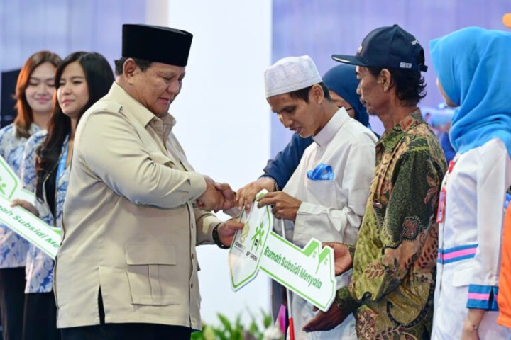 Presiden Prabowo Subianto menyerahkan kunci dalam acara akad massal 26 ribu rumah subsidi Fasilitas Likuiditas Pembiayaan Perumahan (FLPP) di Pesona Kahuripan 10, Cileungsi, Kabupaten Bogor, pada Senin, 29 September 2025.