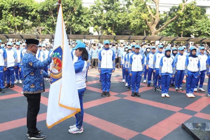 Ketua Dewan Pengurus Korpri Kemendagri Safrizal ZA melepas atlet kontingen Kemendagri yang akan berlaga pada Pekan Olahraga Nasional (Pornas) XVII Korpri di Palembang, Sumatera Selatan, pada 5 hingga 11 Oktober 2025. 