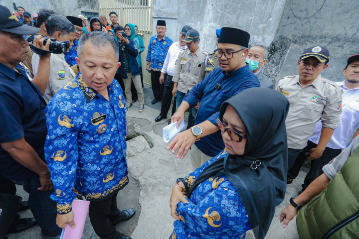 Wali Kota Bandung M Farhan berkunjung dan meninjau langsung kondisi lingkungan serta pelayanan publik pada Siskamling Siaga Bencana di kelurahan Babakan Asih.