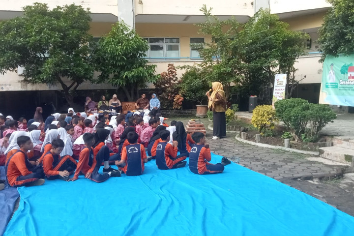 rtanian Dispangtan Kota Cimahi  Teja Dahliawati memberikan sosialisasi Sekolah Sehat di SDN Cibeureum Mandiri 1, Kamis, 2 Oktober 2025.