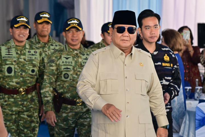 Wapres Gibran Rakabuming mendampingi Presiden Prabowo Subianto dalam acara Penganugerahan Tanda Kehormatan Samkarya Nugraha di Markas Komando Lintas Laut Militer, Tanjung Priok, Jakarta Utara, Kamis (02/10/2025).