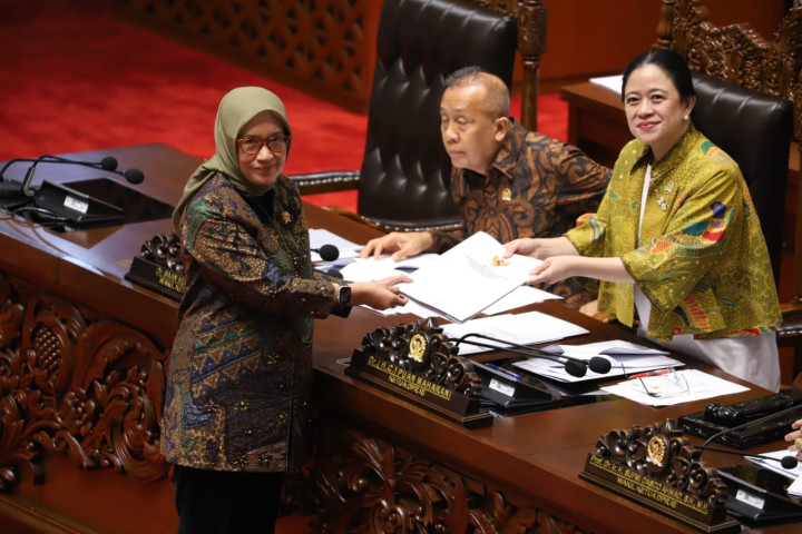 Menteri PANRB Rini Widyantini menyerahkan dokumen perubahan Kementerian BUMN menjadi BP BUMN kepada Ketua DPR RI, Puan Maharani, di Gedung DPR, Kamis, 2 Oktober 2025.