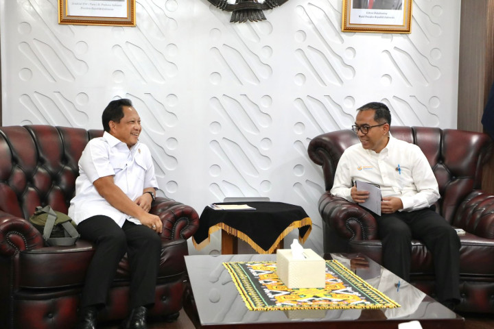 Mendagri Tito Karnavian bertemu dengan Menteri Pendidikan Tinggi, Sains, dan Teknologi (Mendiktisaintek) Brian Yuliarto di Kantor Kemendiktisaintek, Jakarta, Rabu (1/10/2025).