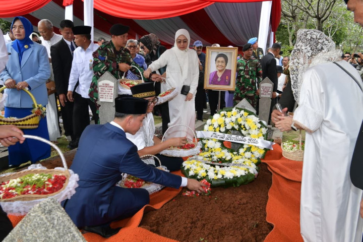Wapres Gibran Rakabuming Raka menaburkan bunga di makam almarhumah Karlinah Umar Wirahadikusumah,Senin, 6 Oktober 2025.