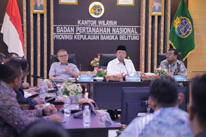 Menteri ATR/BPN Nusron Wahid memimpin Rapat di Kanwil BPN Provinsi Kepulauan Bangka Belitung. 