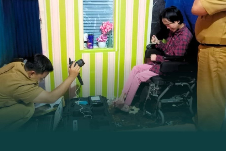 Petugas Disdukcapil Kota Cimahi melakukan perekaman KTP-el warga Disabilitas, Rabu, 8 Oktober 2025.